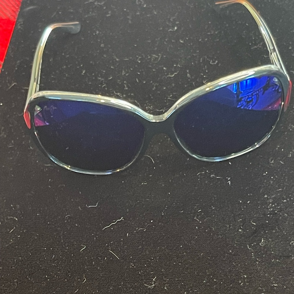 Maui Jim sunglasses with Blue lenses. Gently used. No scratches on lenses.